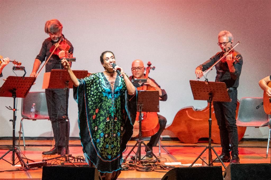 La cantante israeliana Noa questa sera sarà in concerto a Milano per la rassegna “Musica dei cieli”