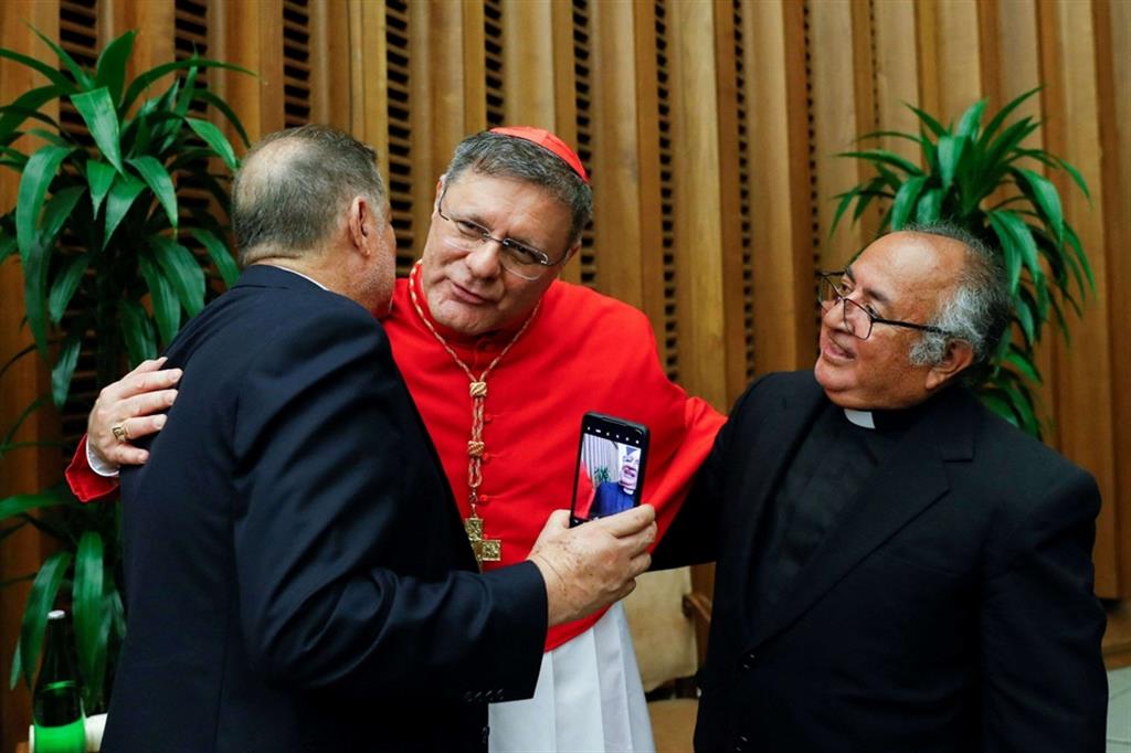 Il cardinale Paulo Cezar Costa, arcivescovo di Brasilia, con alcuni preti brasiliani