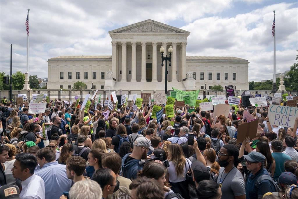 I due fronti, quello dei favorevoli e dei contrari all'aborto, si sono ritrovati davanti alla Corte Suprema a Washington