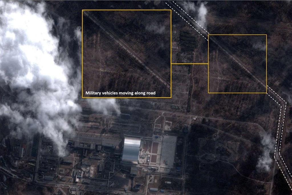 Un'immagine satellitare con grafica sovrapposta mostra i veicoli militari accanto alla centrale nucleare di Chernobyl, in Ucraina