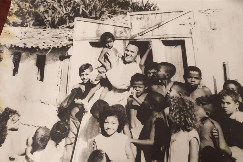 Don Renzo Rossi tra i ragazzi delle favelas a Salvador Bahia in Brasile