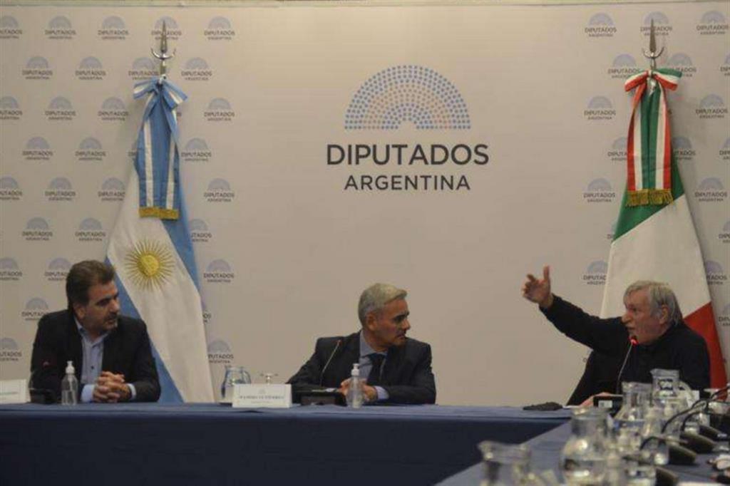 A destra Don Luigi Ciotti, presidente di Libera, in questi giorni a Buenos Aires per l’avvio del progetto