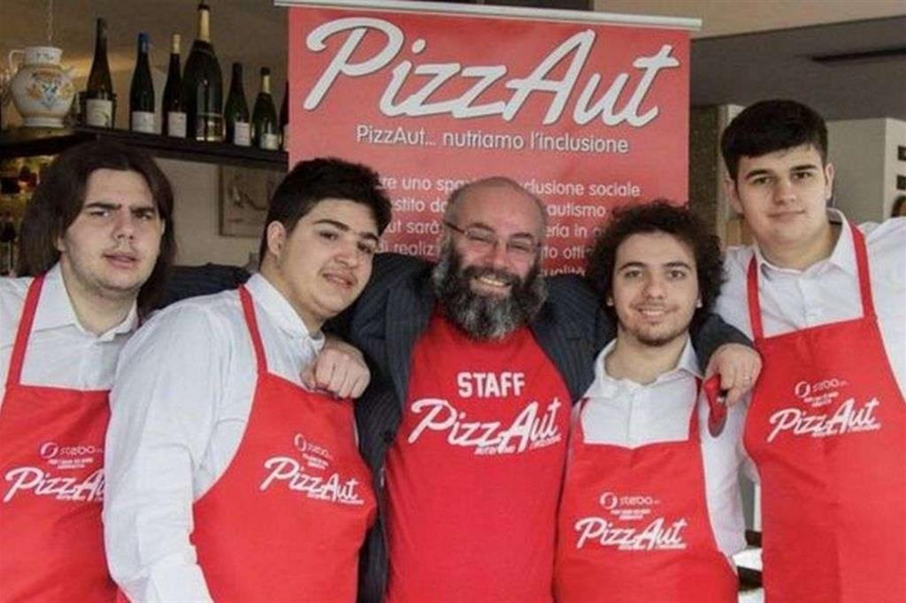 Quelli di Pizzaut. Condannati senza appello sui social per avere offerto le loro pizze a chi lavora in un hub vaccinale