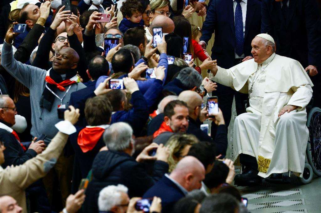Il Papa saluta i dirigenti e i delegati della Cgil ricevuti in udienza in Aula Paolo VI