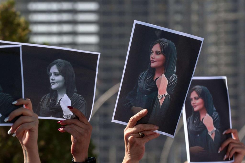 Le foto di Mahsa Amini in una manifestazione di protesta contro il governo di Teheran