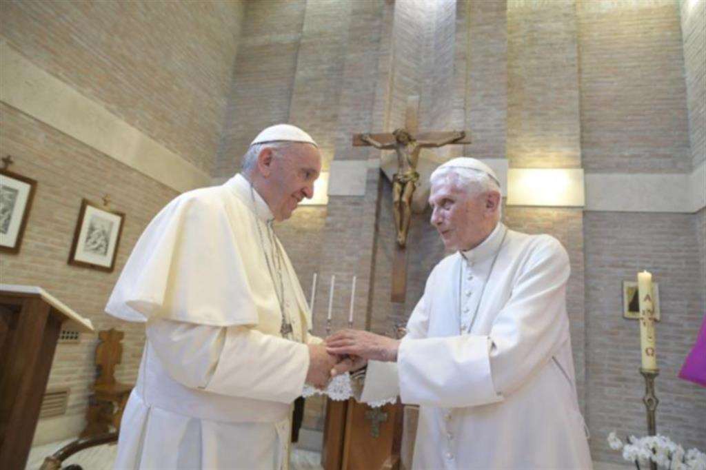 Papa Francesco con Benedetto XVI in una foto d'archivio