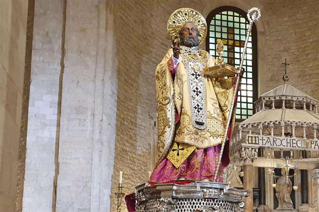 La statua di San Nicola nella Basilica di San Nicola a Bari