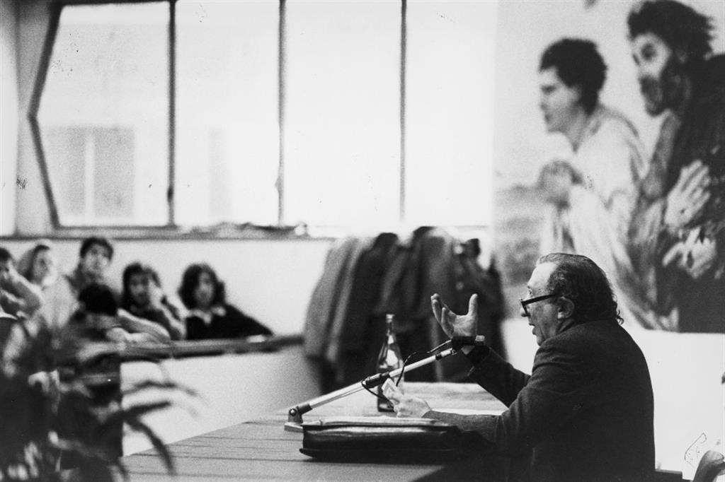 Don Luigi Giussani durante una lezione. Spesso li provocava con domande sul senso della vita e sul senso religioso