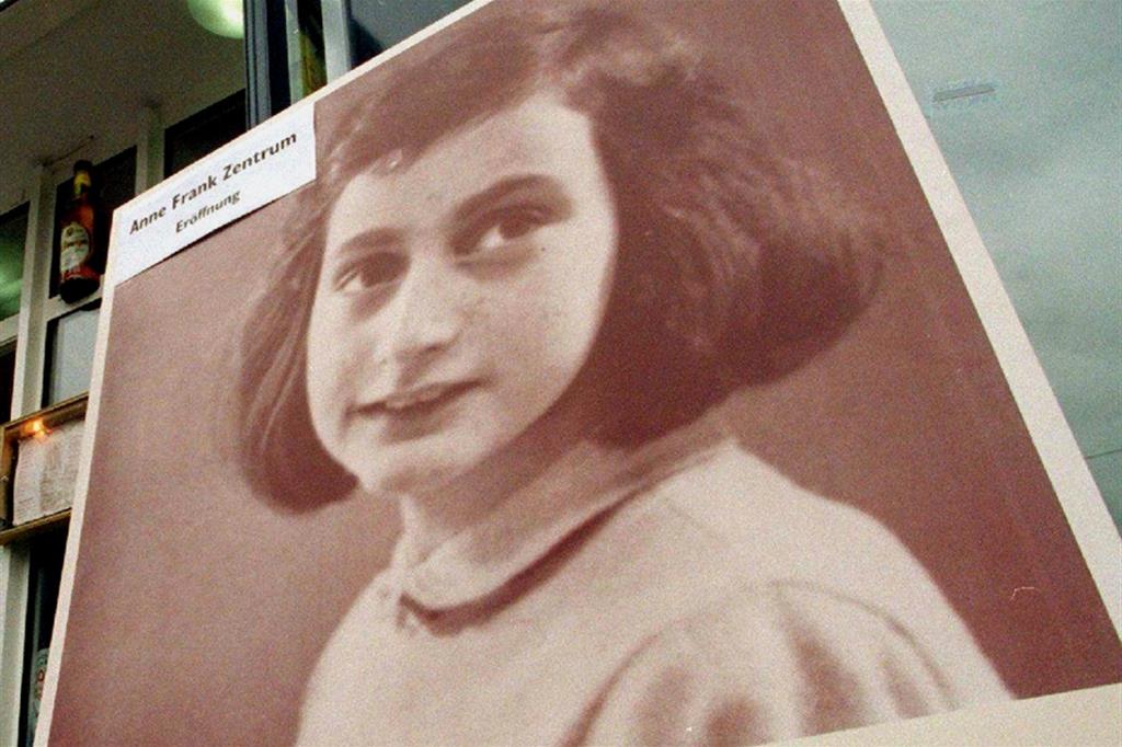 Una foto di Anna Frank  davanti al Centro Studi a lei dedicato a Berlino