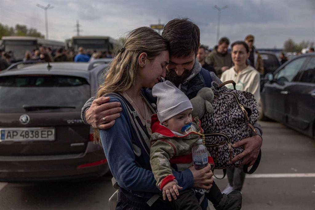 Ucraini in fuga. Profughi in arrivo a Zaporizhzhia dopo avere lasciato Mariupol