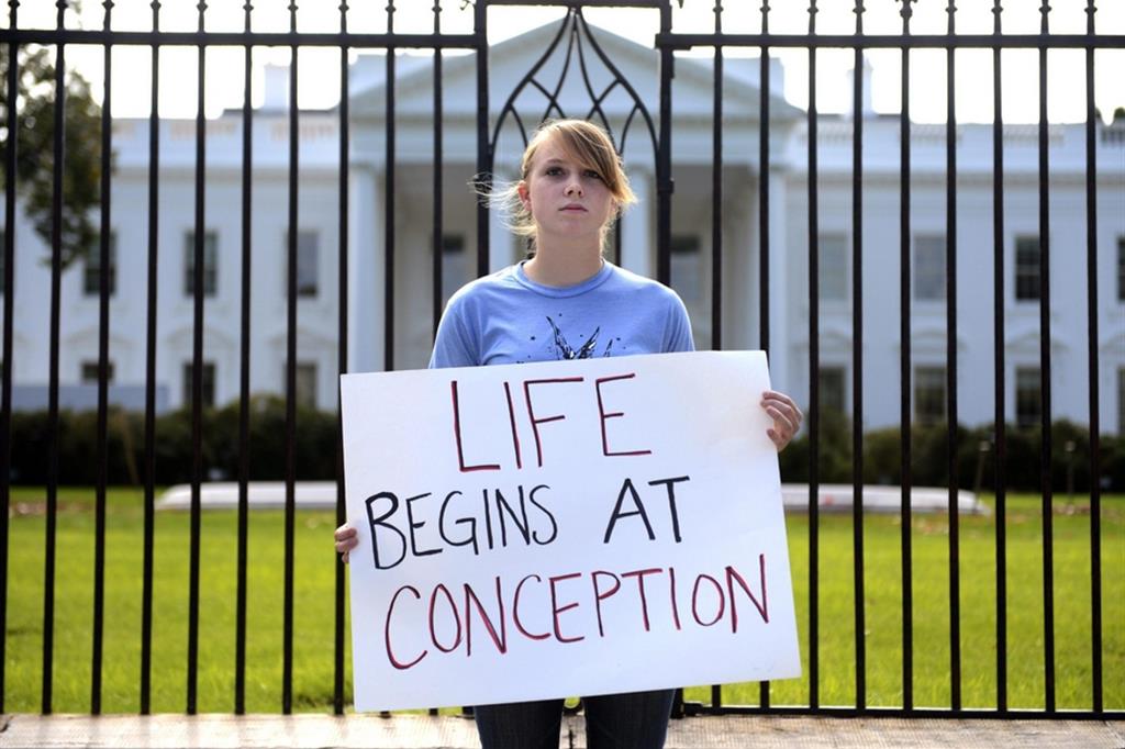 Un'attivista americana per il diritto alla vita manifesta davanti alla Casa Bianca