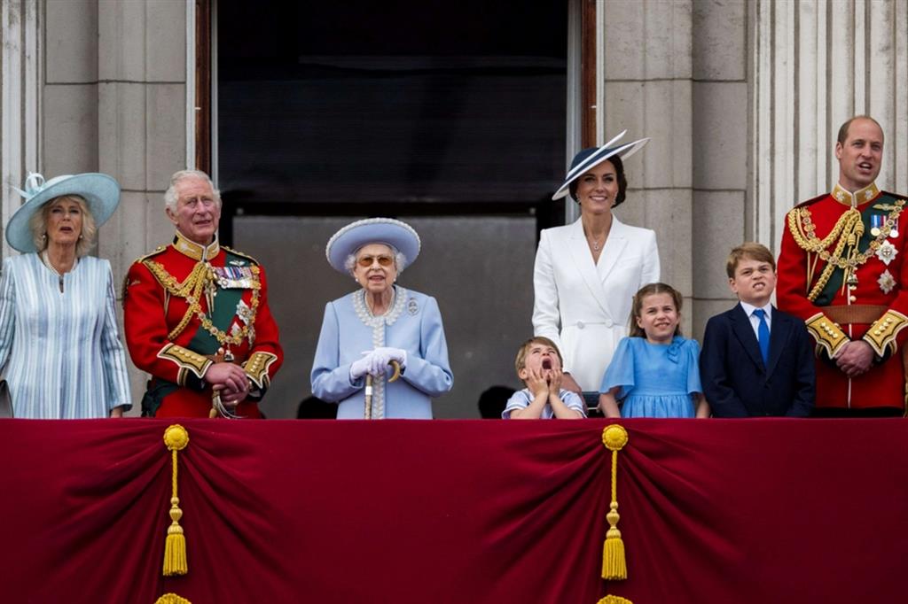 La regina Elisabetta con la famiglia affacciata a Buckingham Palace, a Londra