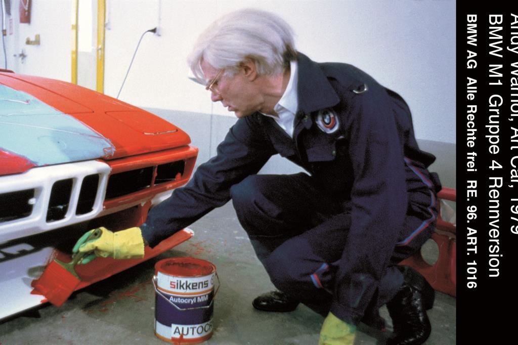 Andy Warhol nel 1979 mentre dipinge la BMW M1
