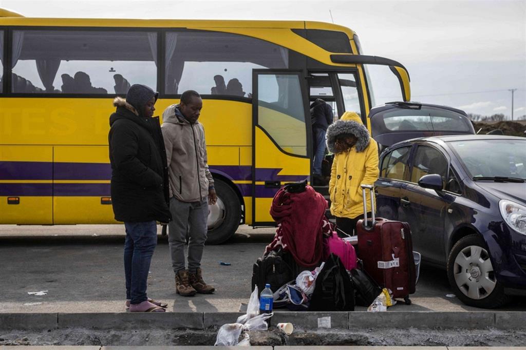 Molte le denunce discriminazione da parte dei polacchi nei confronti dei lavoratori africani in Ucraina in fuga dalla guerra, alla frontiera polacca. Qui siamo vicino Medyka