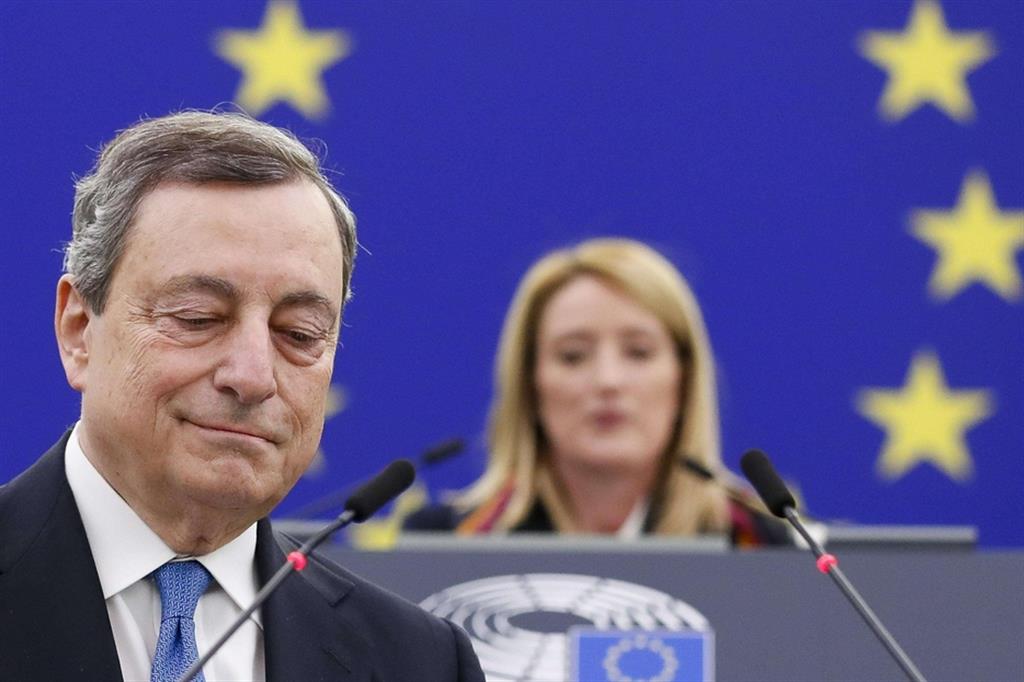 Il presidente Draghi all'Europarlamento. Alle sue spalle, la presidente Roberta Metsola