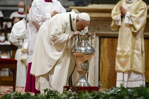 Messa del Crisma, il Papa: un prete mondano è un pagano clericalizzato