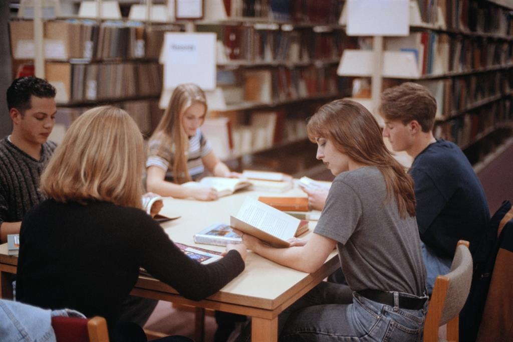 Studenti nella biblioteca di una scuola superiore americana