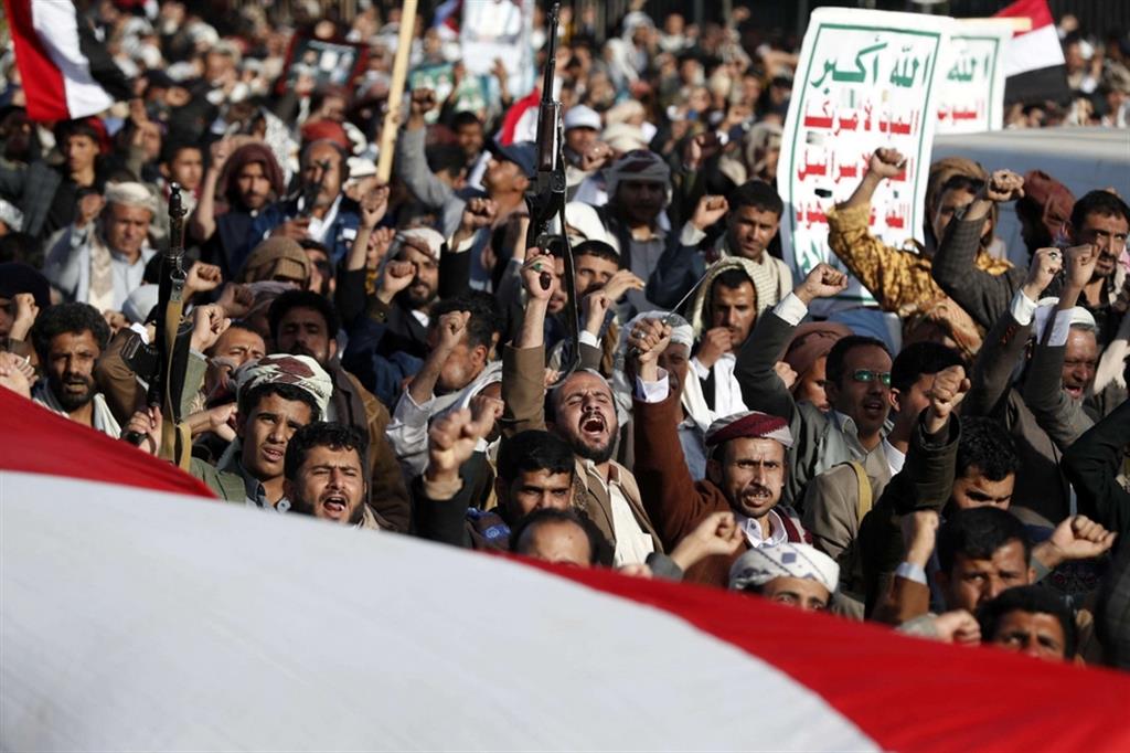 Yemeniti pro Houthi gridano slogan antiamericani e contro l'Arabia Saudita durante una manifestazione
