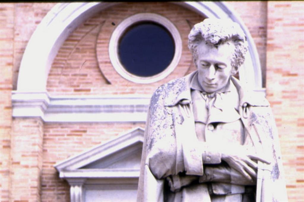 La statua di Giacomo Leopardi a Recanati