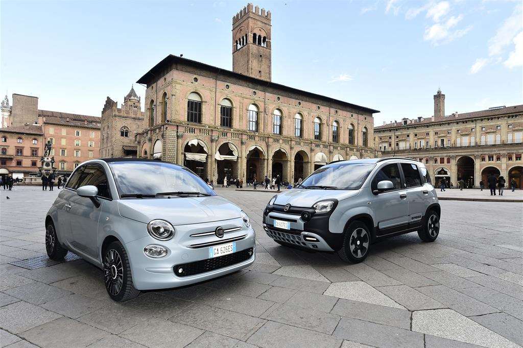 Fiat 500 ibrida e Fiat Panda ibrida in Piazza Maggiore a Bologna
