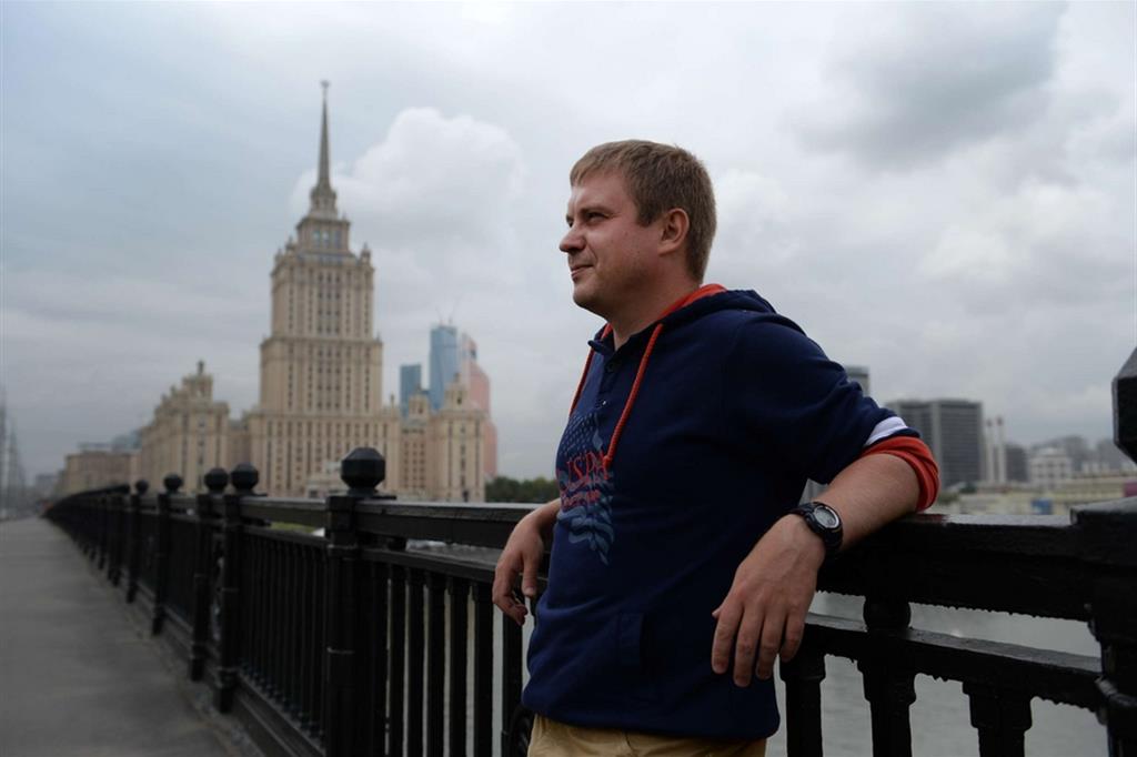 Lo scrittore russo Sergej Lebedev a Mosca nel 2015, con l’hotel "Ucraina" sullo sfondo