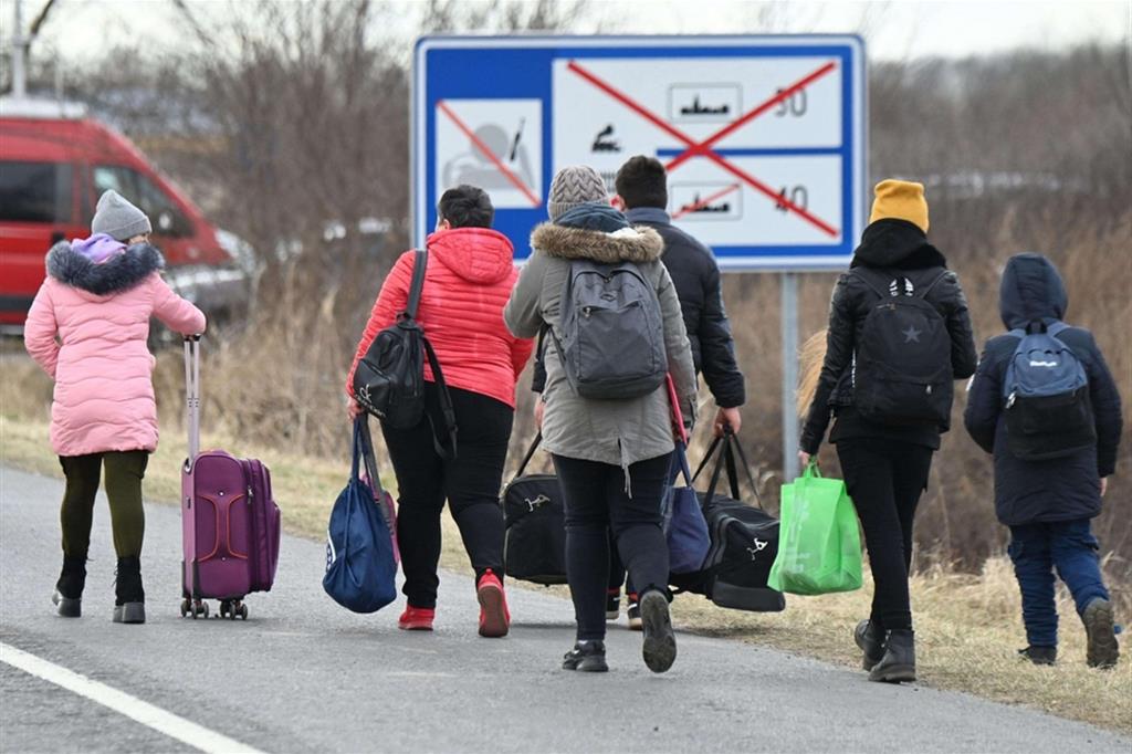 Profughi ucraini arrivano al confine ungherese
