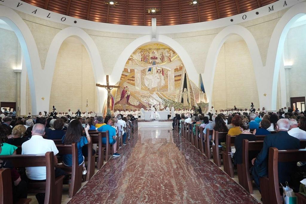 Un momento della dedicazione della chiesa del Cuore immacolato di Maria Rifugio delle Anime, a Paravati