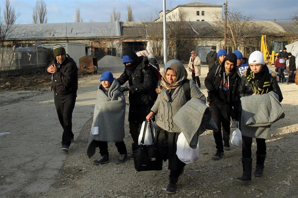 Non sono tutti uguali coloro che fuggono dalle guerra e dalla violenza. Profughi afghani e siriani sulle strade di Presevo, in Serbia: per loro le porte sono chiuse e i respingimenti spesso sono illegali