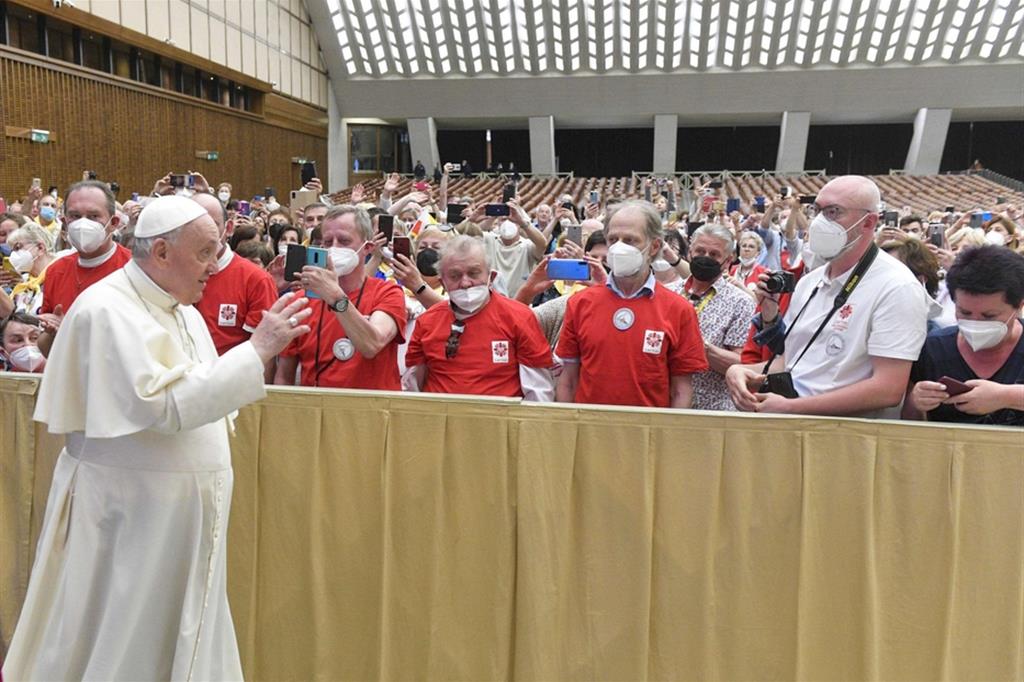 A ogni incontro papa Francesco non perde occasione per denunciare la vergogna della guerra in Ucraina e di ogni guerra