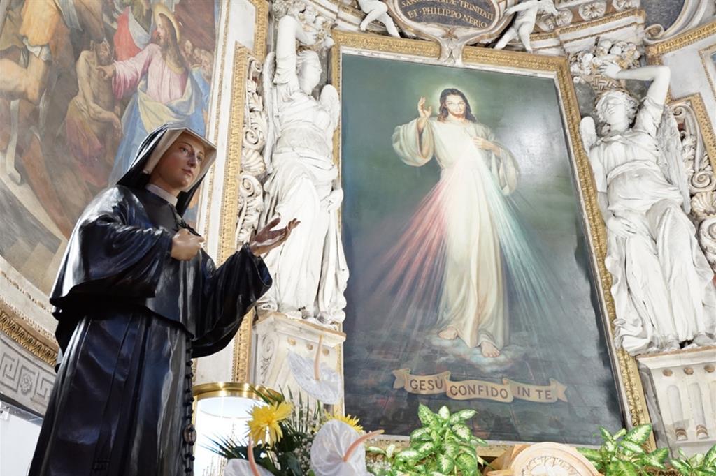 L'altare della Divina Misericordia e la statua di suor Faustina Kowalska nella chiesa di Santo Spirito in Sassia a Roma