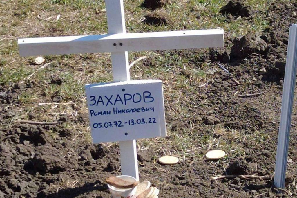 Una tomba in un parco di Mariupol - .