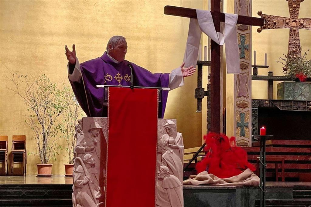Don Ciotti durante la messa di Pasqua di Avvenire