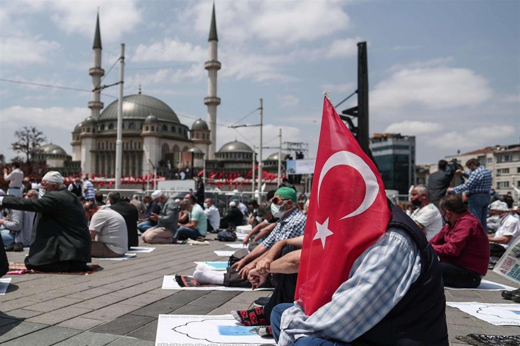 L’apertura della moschea Taksim a Istanbul