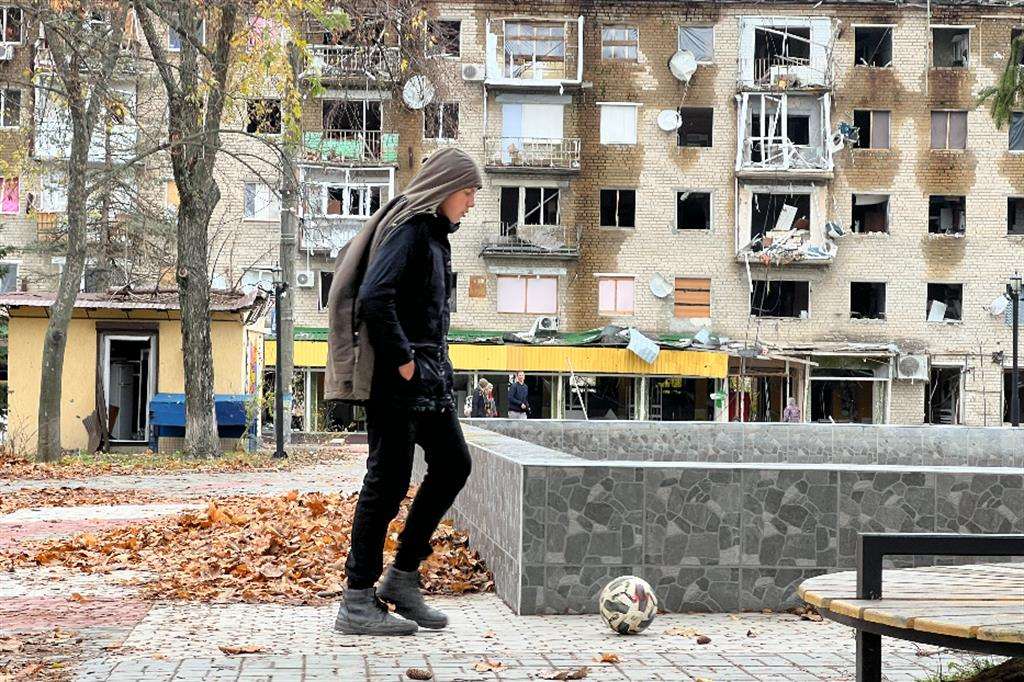 Un ragazzo che gioca a calcio nel centro di Izyum