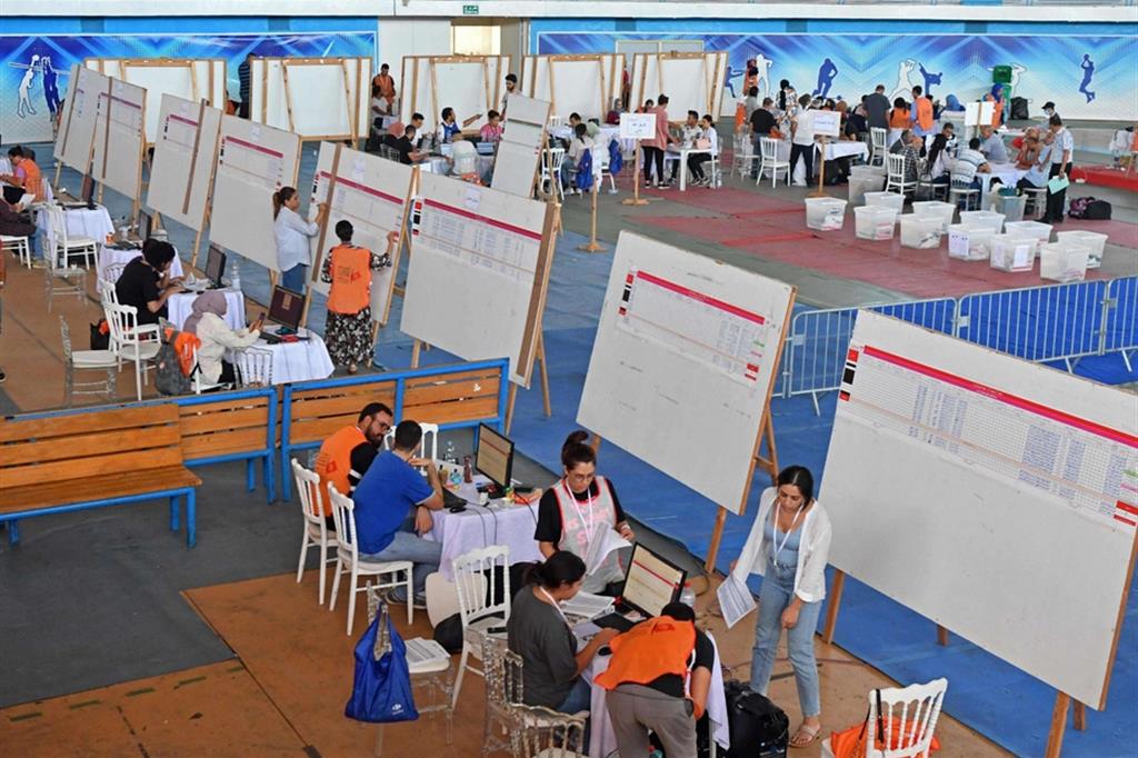 La Tunisia al voto per la nuova costituzione. Alle urne solo il 30% degli aventi diritto