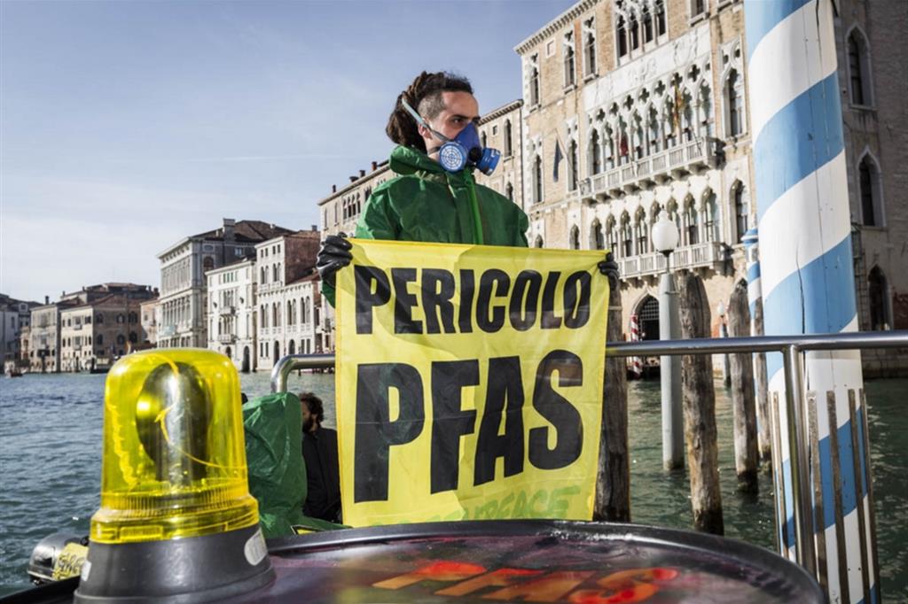 Attivisti a Venezia contro il pericolo Pfas in Laguna nel 2017