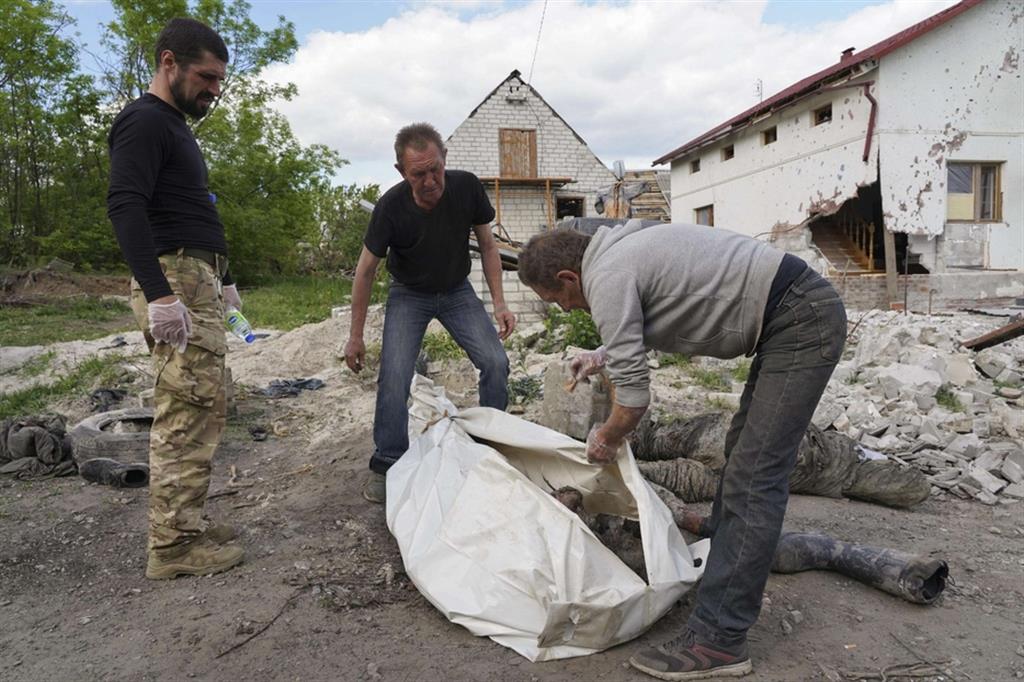 Il recupero dei corpi di soldati russi uccisi nell'area di Kharkiv