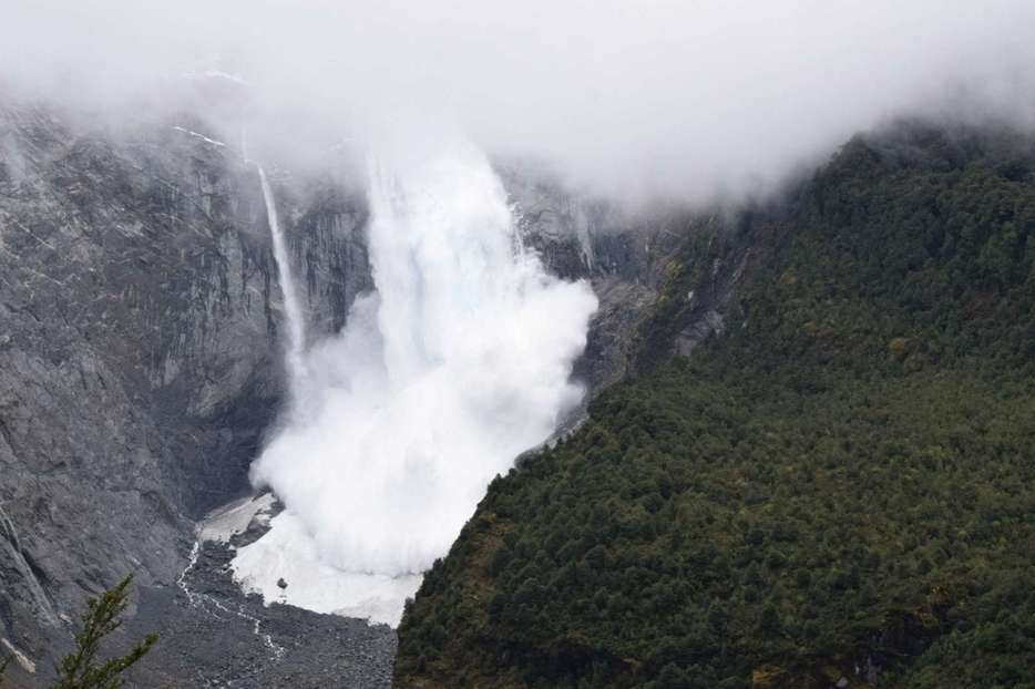 Patagonia, se derrumba el glaciar suspendido del Queulat