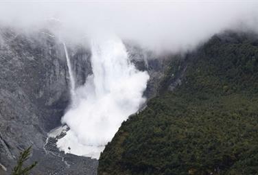 Patagonia, crolla il ghiacciaio sospeso di Queulat