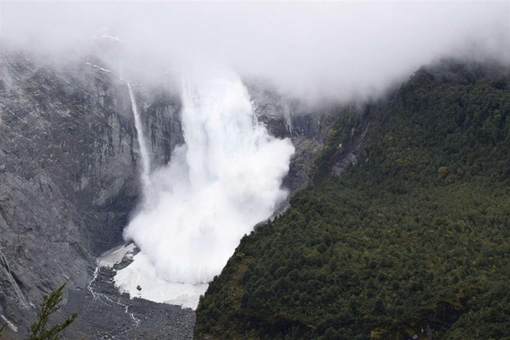 Il crollo del "ghiacciaio sospeso" del Parco nazionale di Queulat, nella regione della Patagonia cilena di Aysén