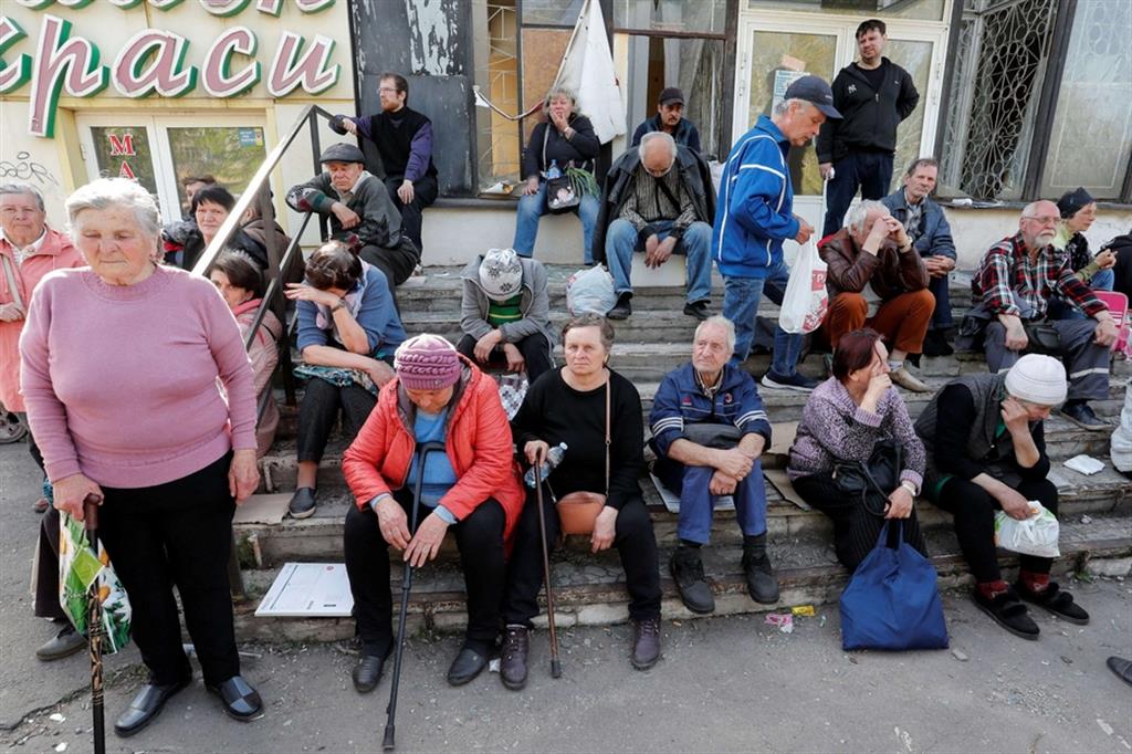 Anziani e donne in fila a Mariupol per richiedere sussidi economici di guerra, 26 aprile - Reuters