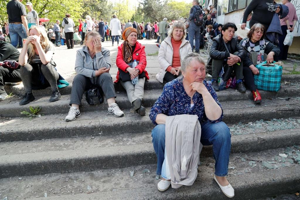 Vita e morte a Mariupol: file per i sussidi e l'ospedale nell'acciaieria