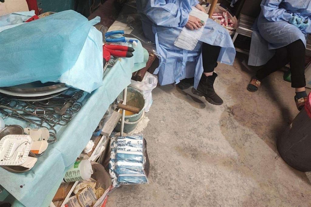 Vita e morte a Mariupol: file per i sussidi e l'ospedale nell'acciaieria