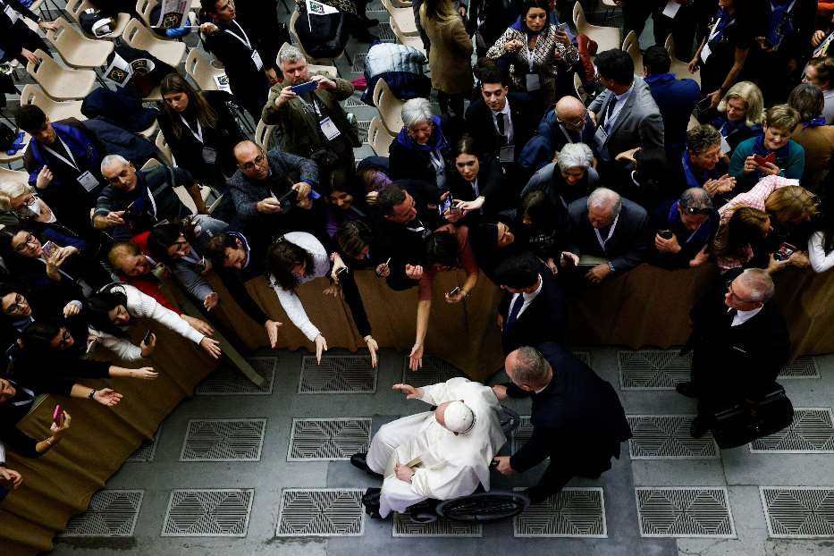 Il Papa: «contratti dignitosi e non da fame per chi lavora»