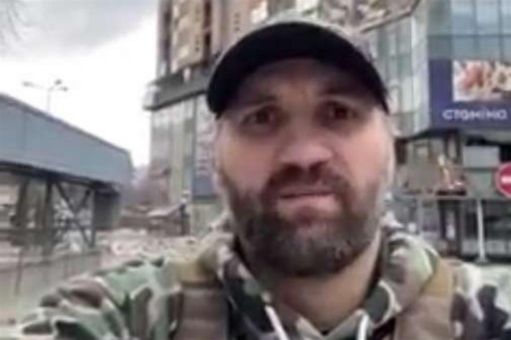 Un fotogramma del video di Kazbek Tedeev, originario dell’Ossezia del Nord e dal 2014  trasferito a Kiev. È diventato  una star del Web per un filmato in cui chiede ai giovani soldati russi di non andare a combattere in Ucraina