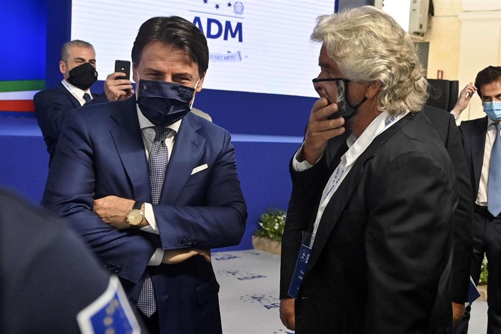 Beppe Grillo, a destra, con Giuseppe Conte