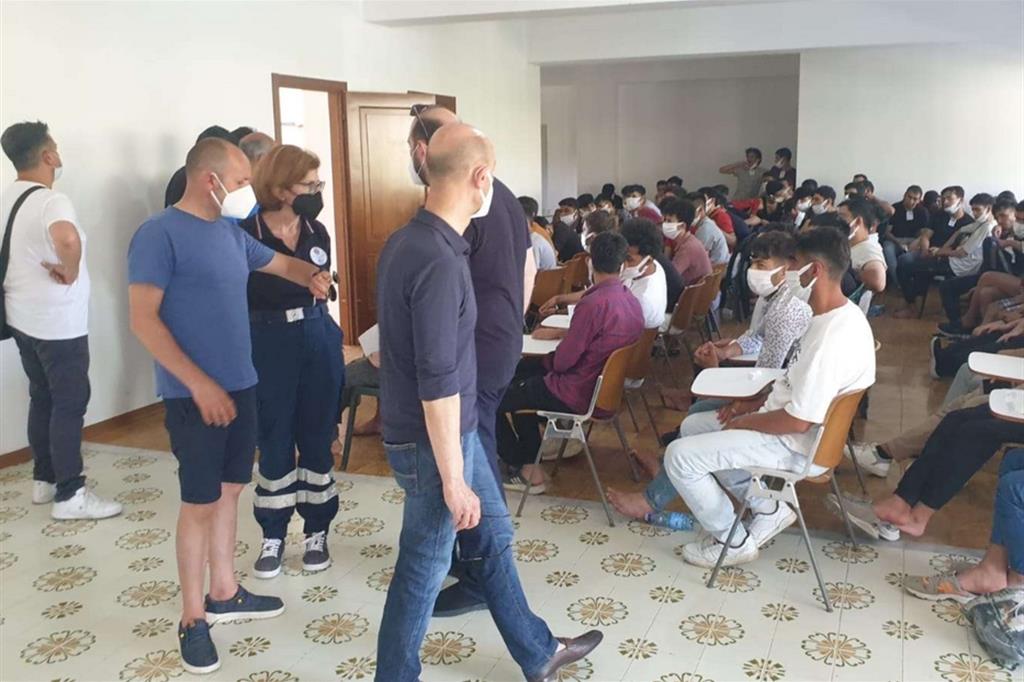 I volontari organizzano l'accoglienza nella Casa del migrante di Riace
