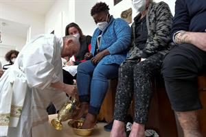 Il Papa lava i piedi a 12 detenuti: «Dio perdona tutto e sempre»