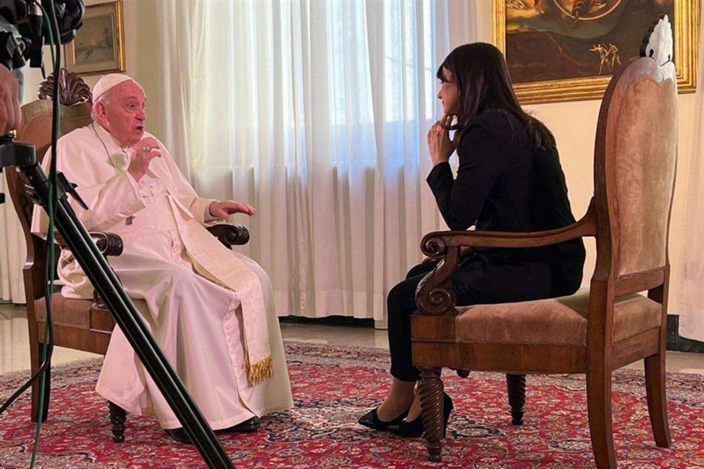 Un momento dell'intervista di Lorena Bianchetti a papa Francesco per il Venerdì Santo
