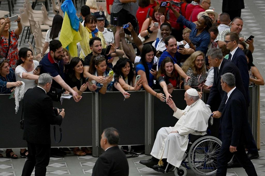 Il Papa: «La guerra è una pazzia che pagano gli innocenti»